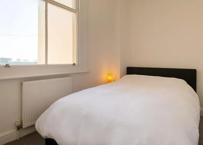 Central 2Br Modern Apartment 5Mins To Train Station