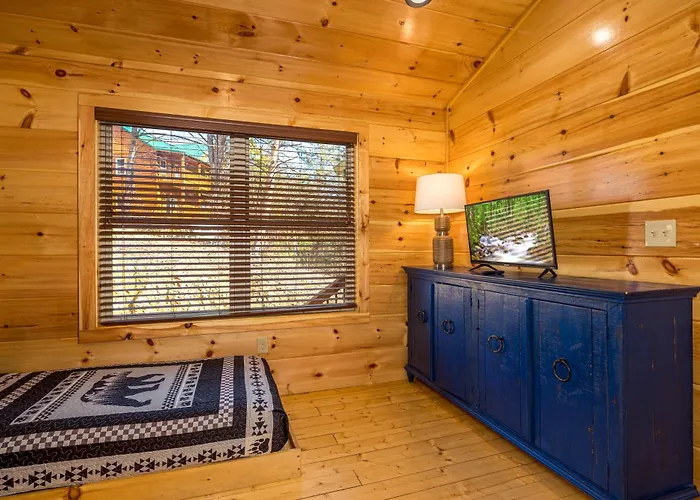 Mountain Haven: Dual Hot Tubs & Entertainment Hub