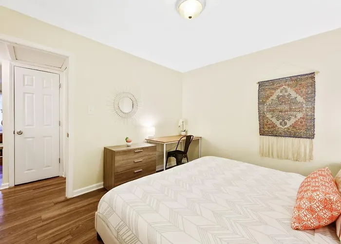 Dapper Digs - King Bed - Long Term Stays - Duke