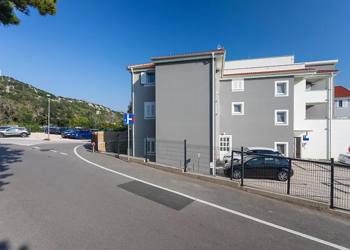 Apartments Crnekovic Tomislava 8A