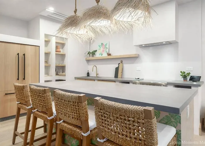 Aloha Moon - A Chic And Dreamy Modern Tropical Hideaway!