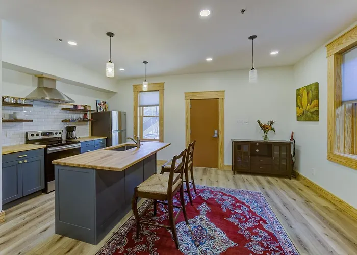 Historic Upscale Loft In Downtown Vicksburg!