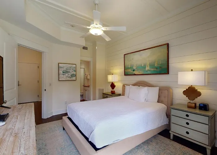 Queen Suite @ 400 Ocean Suites