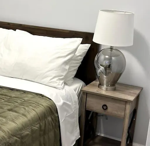 Newly 5 Star 3 Beds 1 Bath Ideal Short Term Rental
