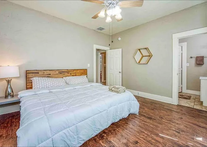 2 King Beds! Fantastic Stylish Bungalow Home!