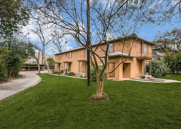 Exclusive Historical Townhome: Serene And Cozy