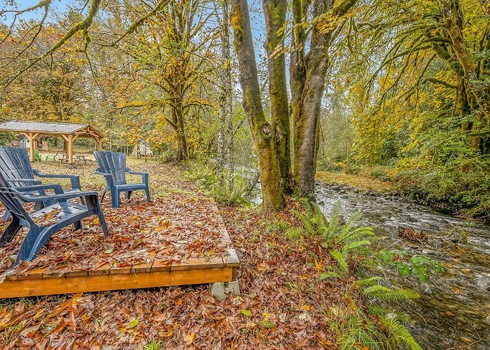 Bright, Updated Waterfront Cottage Pets Welcome!