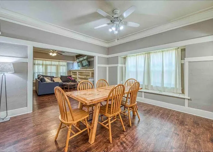2 King Beds! Fantastic Stylish Bungalow Home!