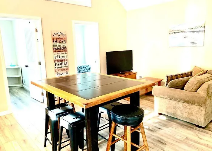 The Boathouse- 2 Apartments In 1 With Game Room!