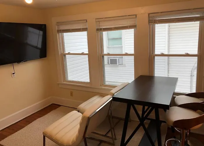 The Yellow Door 3-Bedroom Downtown Near Vt&Ru