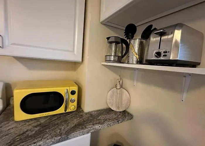 The Yellow Door 3-Bedroom Downtown Near Vt&Ru