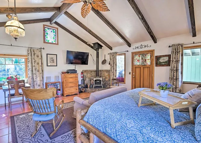Cozy 'Story Book Barn Cottage' W/ Scenic View