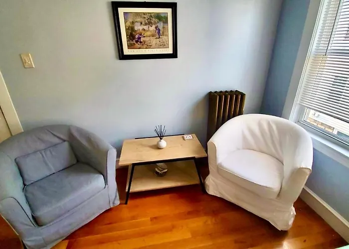 Near Train Station Gorgeous 3-Bedroom Apartment With Patios