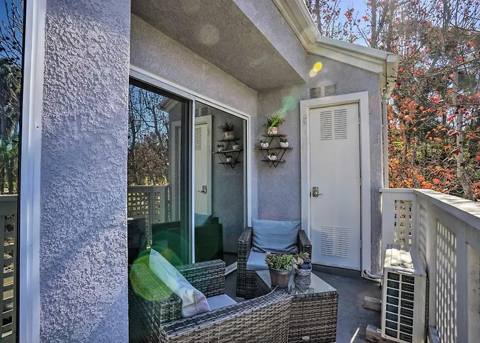 Cozy-Chic Condo: Walk To Beach & Park!