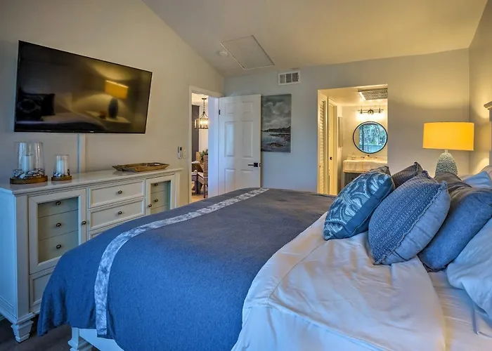 Cozy-Chic Condo: Walk To Beach & Park!