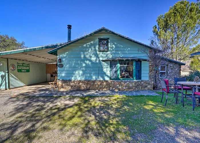 Cozy 'Story Book Barn Cottage' W/ Scenic View