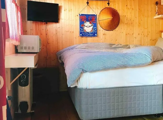 Cosy Private Cabin With Parking In Good Location