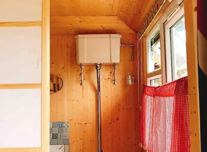 Cosy Private Cabin With Parking In Good Location