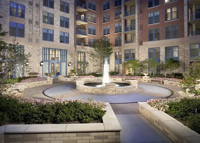 Upscale Comfort Next To Metro And Dining