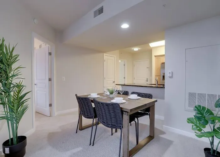 Upscale Comfort Next To Metro And Dining