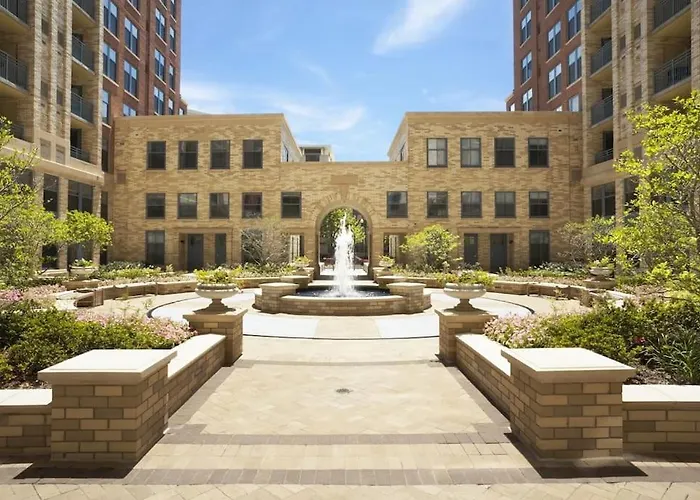 Upscale Comfort Next To Metro And Dining
