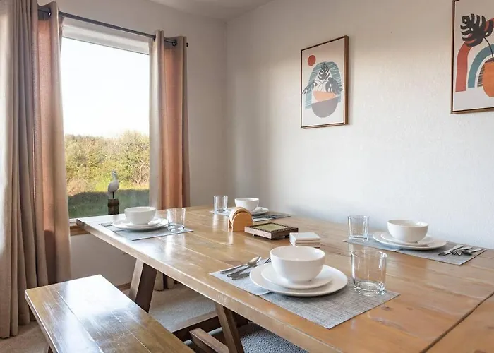Cozy 2 Bedroom Condo Walking Distance From The Beach