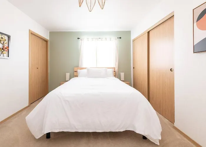 Cozy 2 Bedroom Condo Walking Distance From The Beach