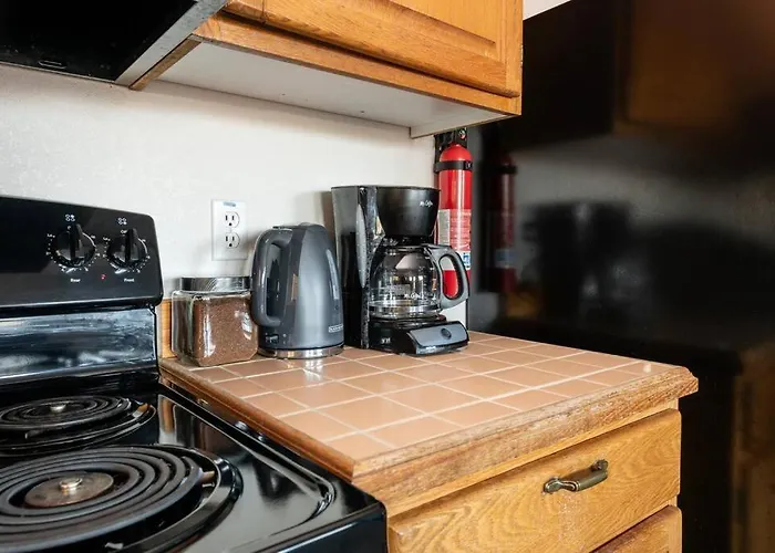 Cozy 2 Bedroom Condo Walking Distance From The Beach