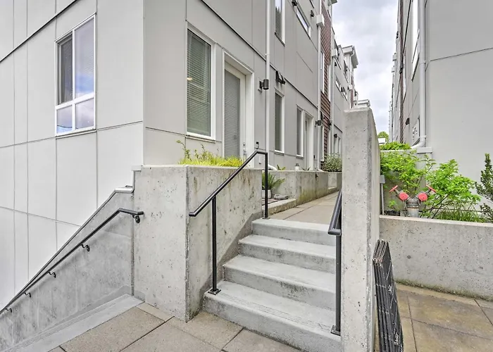 Stylish Townhome In Ballard