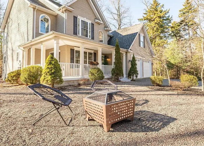 Luxury 4 Bedroom House In Pocono Mountains With Hottub In Golf Course Near Lake