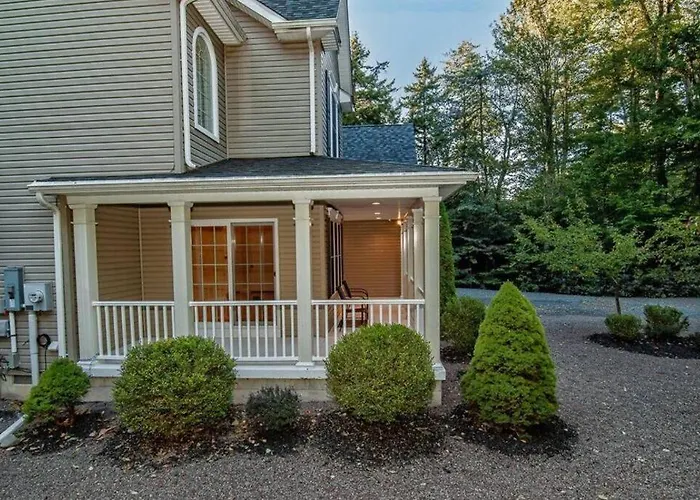 Luxury 4 Bedroom House In Pocono Mountains With Hottub In Golf Course Near Lake