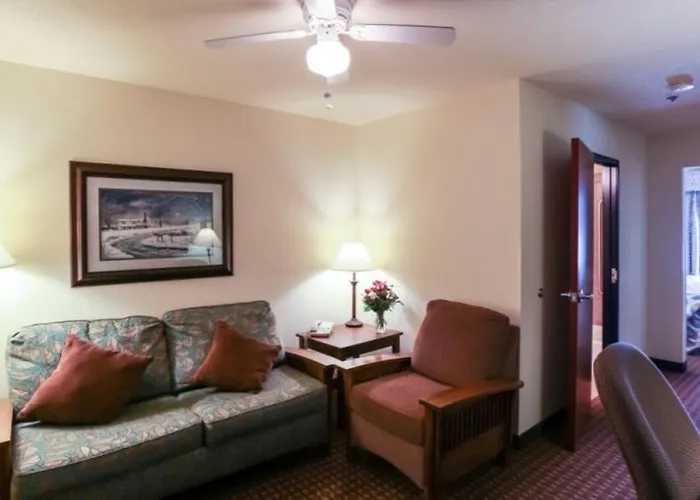 Mountain Inn & Suites Airport - Hendersonville