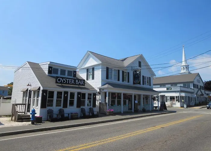 Walk To Beach From Historic Pineapple House