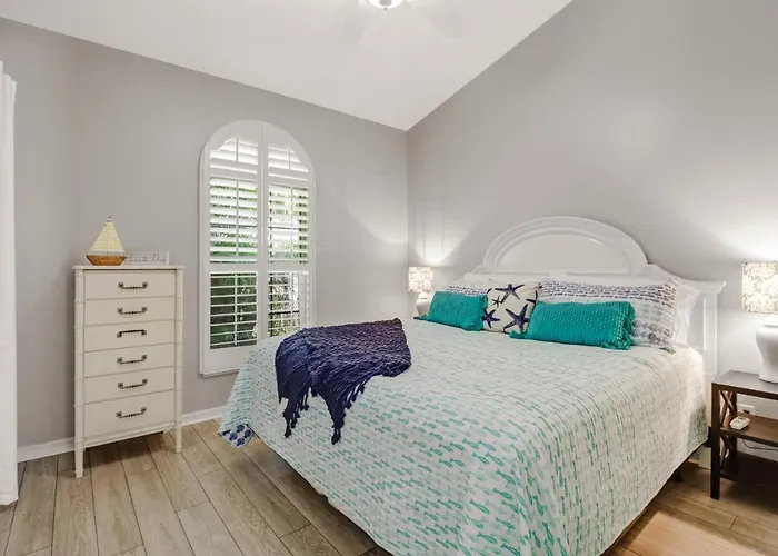 Cozy Beach House - 5 minutes from Vanderbilt Beach