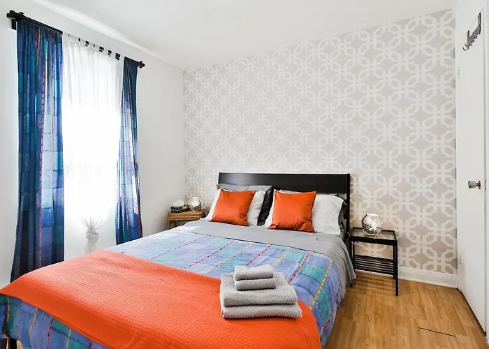 Comfortable 2-Bedroom Apartment - Free And Plentiful Parking - 10 Minutes To Airport And 15 Minutes To Downtown Montreal - Near Popular Waterfront Restaurants - Located In Beautiful Lachine