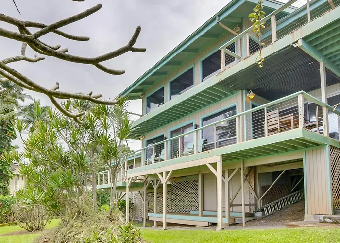 Hilo Home W/ Private Deck + Stunning Ocean Views!