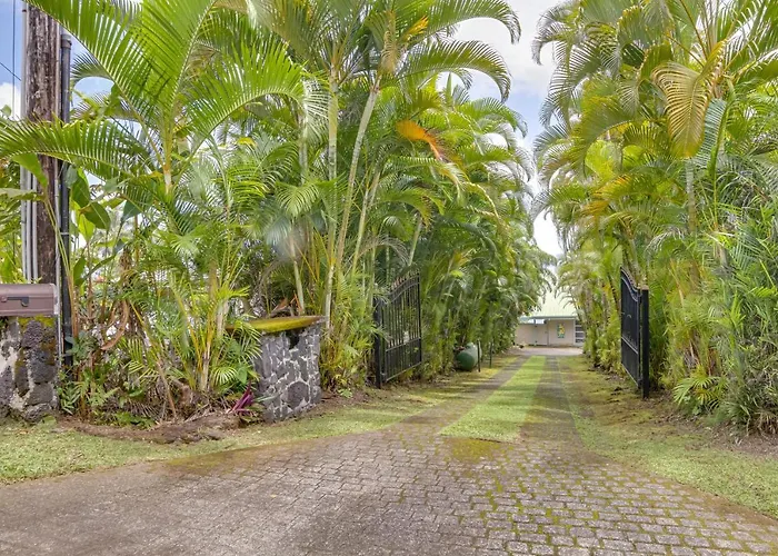 Hilo Home W/ Private Deck + Stunning Ocean Views!
