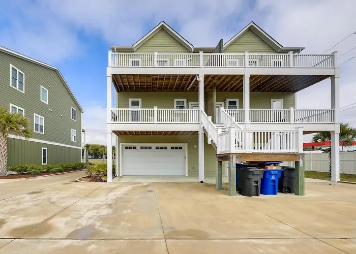 Emerald Isle Getaway W/ Decks & Beach Views!