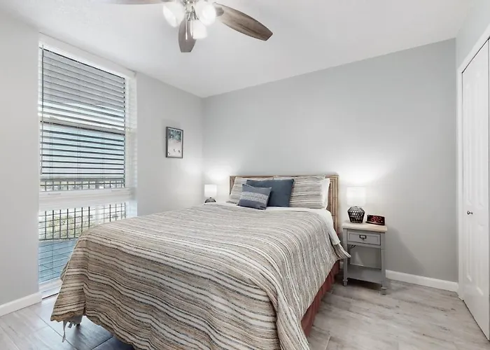 Beachfront - Renovated - Gulf View Bedroom - Flpcb5