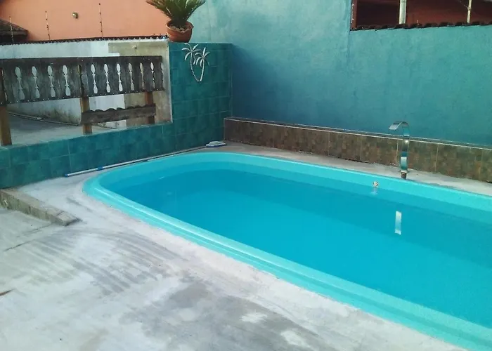 Casa familiar quarto, cozinha, banheiro e piscina a praia está a 700 metros