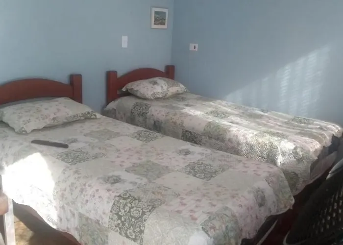 Casa familiar quarto, cozinha, banheiro e piscina a praia está a 700 metros