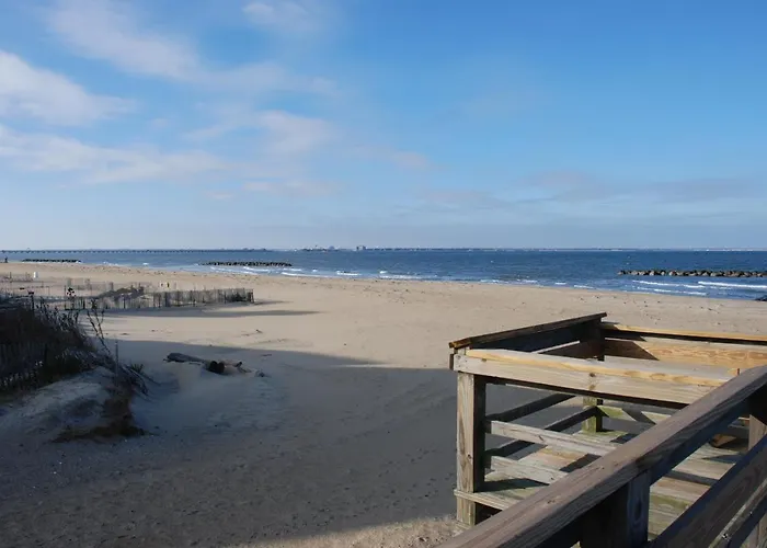 Historic Beach Side Getaway - Pet Friendly, Wifi Cottage