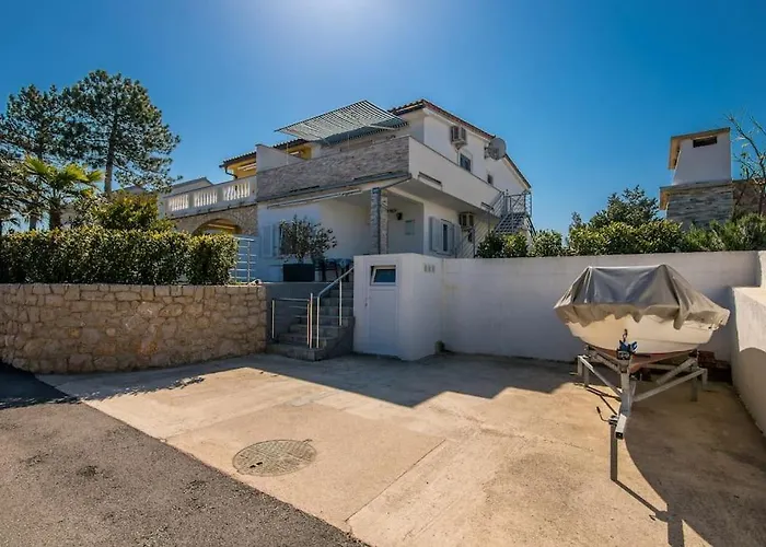 Nice Apartment With Balcony Very Close To The Sea