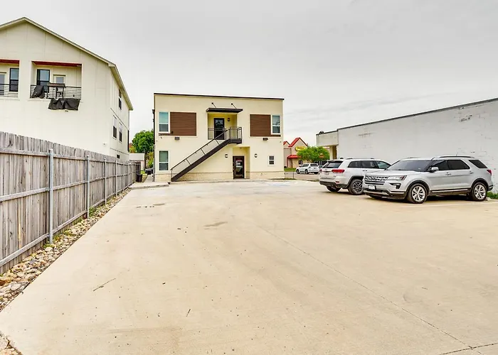 Steps To Tcu Campus: Modern Fort Worth Apt