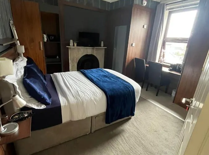 Upstairs Studio - Private Kitchenette And Small En-Suite