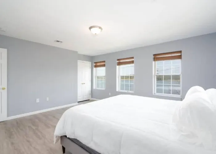 Gorgeous Waterfront 3 Bedroom, 1.5 Bathroom Unit.