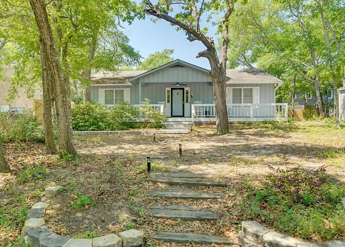 7 Blocks To The Beach: Family Oak Island Retreat