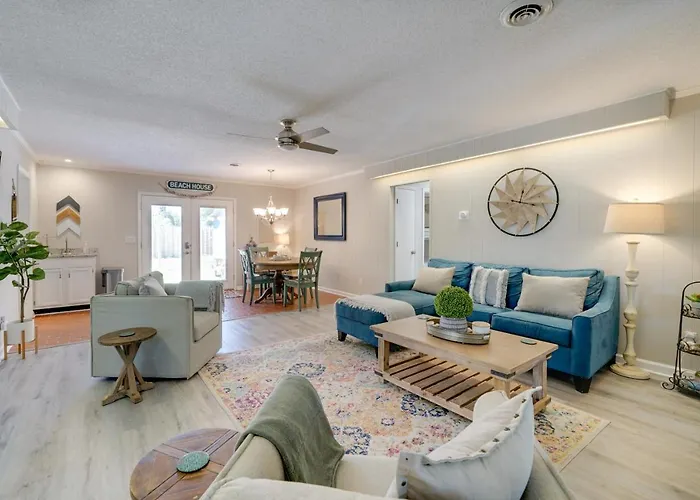 7 Blocks To The Beach: Family Oak Island Retreat