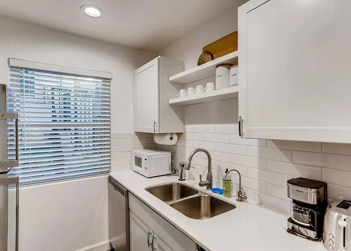 Modern Designer Condo Close To Downtown Austin!