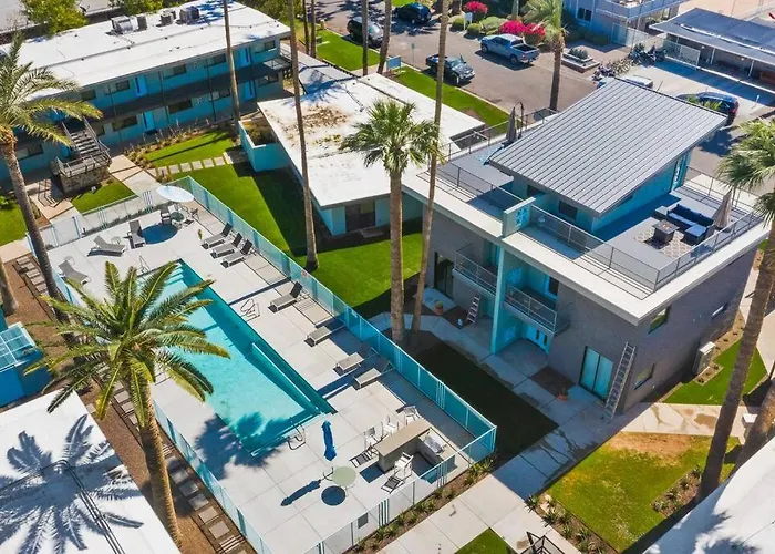 Large Studio Rooftop & Poolside - Walk To Old Town